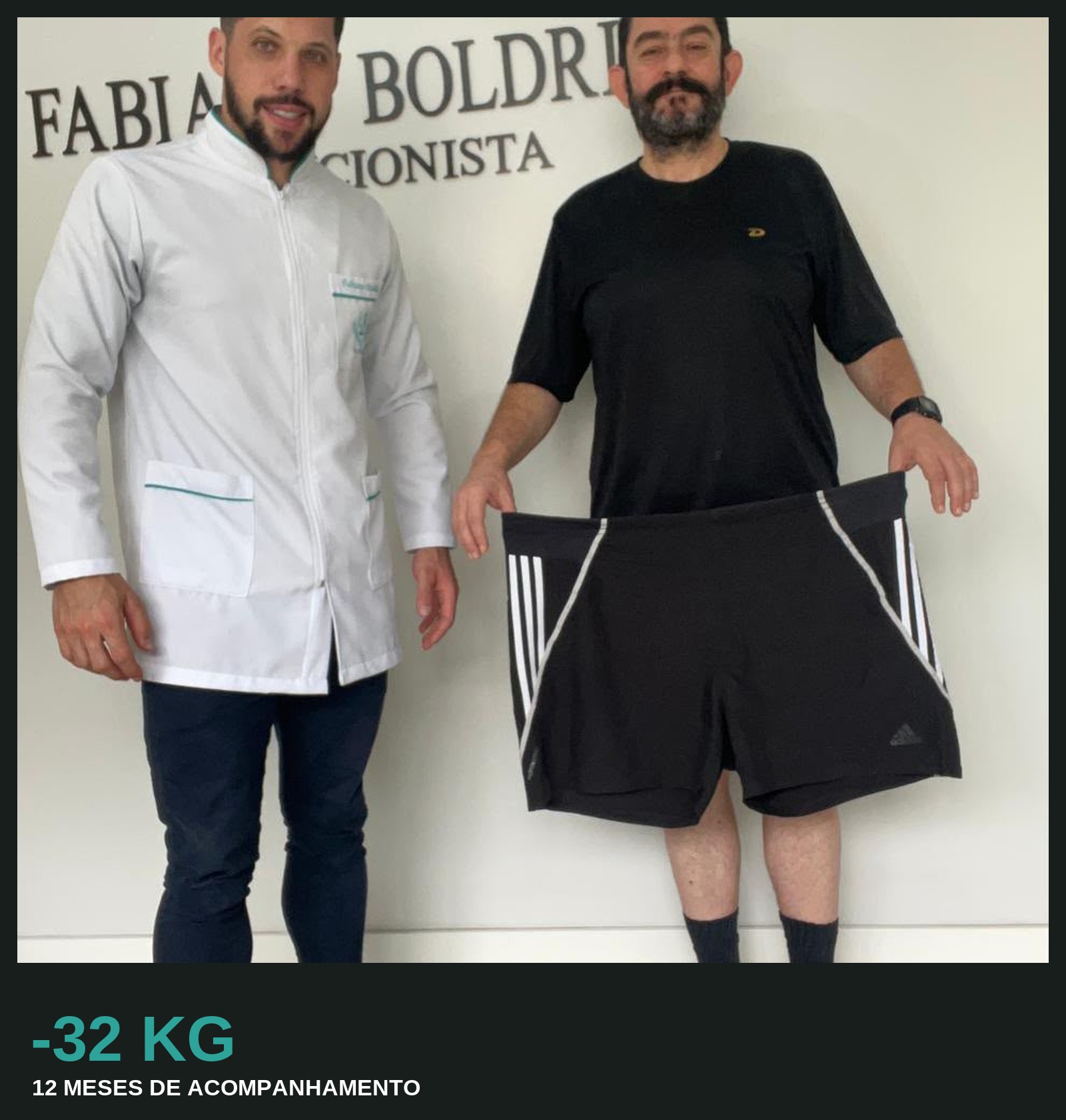 Paciente mostrando a bermuda antiga após grande perda de peso, ao lado do nutricionista Fabiano Boldrini